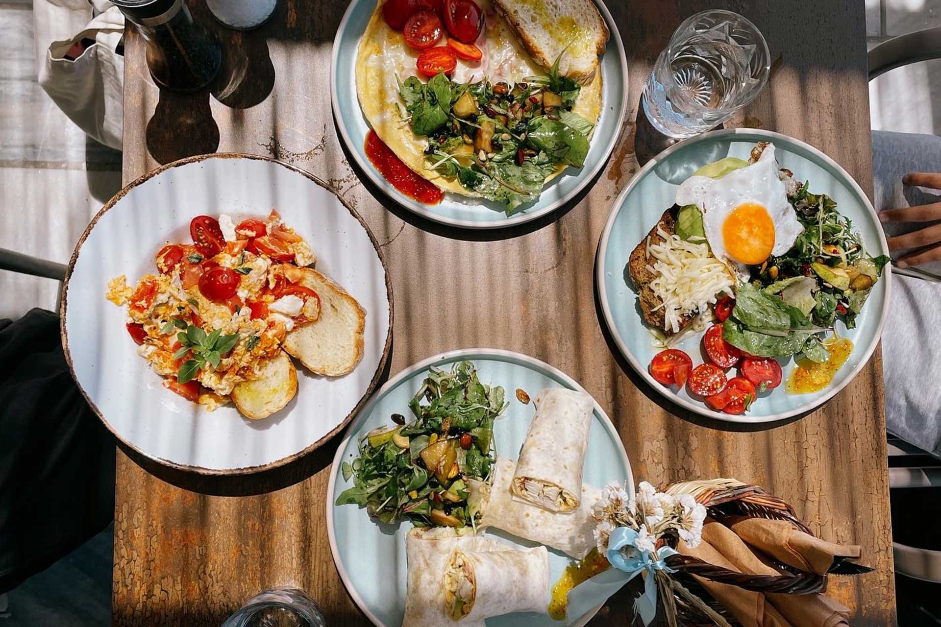 Πρωινό στο Pantry καφέ και brunch στη Νάξο